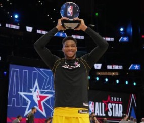 乐鱼体育官方-字母哥终于捧起全明星MVP奖杯 下一目标总冠军