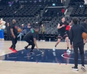 乐鱼体育入口-身体对抗有提升？杨瀚森赛前热身时撞倒黑人助教